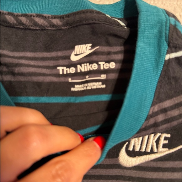 Nike boys size small striped shirt - Picture 4 of 5